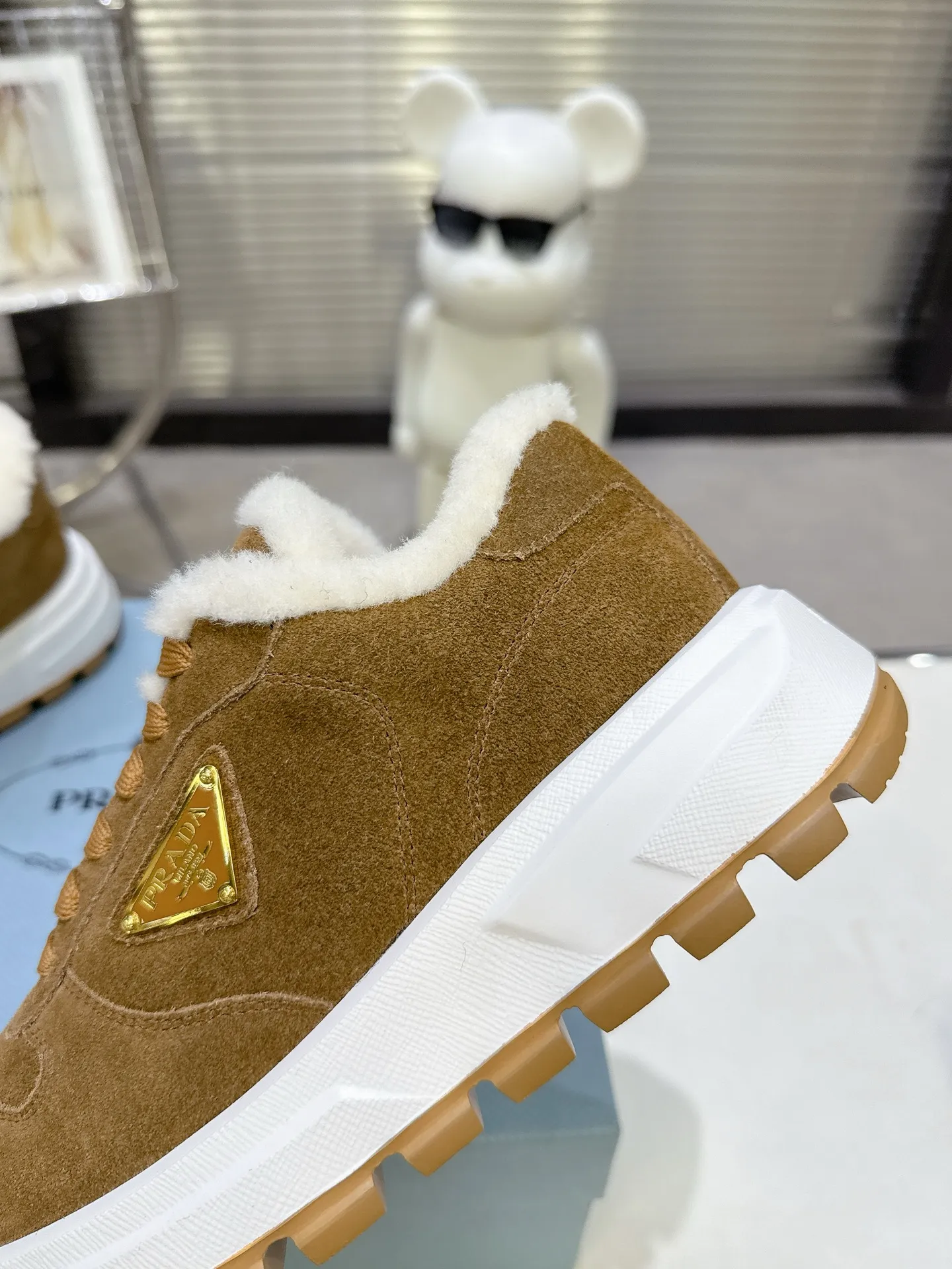 👟👟Ex-factory price 600👟👟 PRADA ²⁰²5 𝐬𝐬Prada’s new product comes with strength! ❣️Many Internet celebrities have the same style, fashionable and versatile nice items, original shoes are developed and purchased from Italian counters, and are reproduced 1:1 according to the original taste. This year’s theme is not to be defined, embodying texture through simplicity💛From thick-soled sneakers to zigzag short boots to 2025 flat shoes, everything reveals a sure-fire momentum... It combines gentleness and handsomeness, the finishing touch for women❤️ Wear-resistant and ultra-light two-color outsole. ⚛Size: Women's 35-40 ⚛Size: Men's 39-45 Original packaging accessories. ⚛